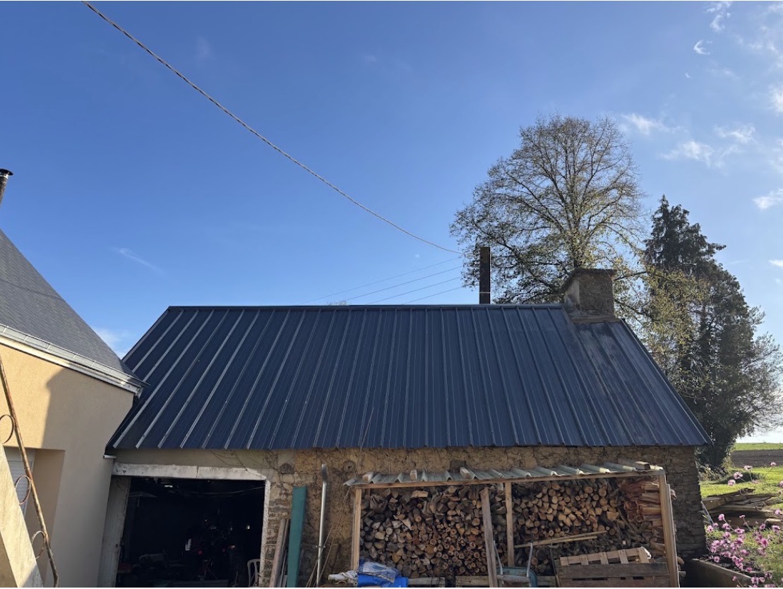 Couverture en bac acier sur un bâtiment en pierre
