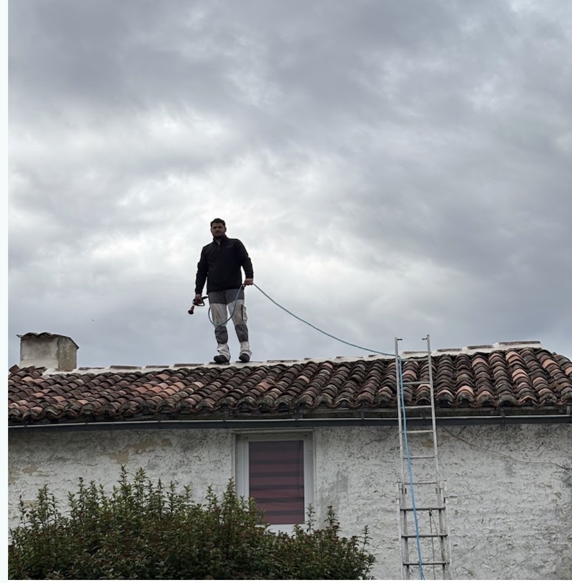 Traitement et démoussage d'une toiture en tuiles
